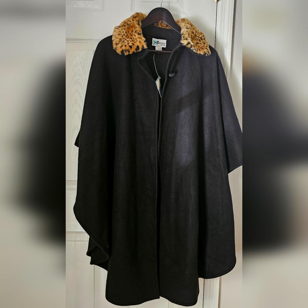 Betmar New York NewcLuxury Wrap with Animal Print Colour One Size